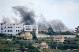 النيران تتصاعد من بلدة طيرحرفا في جنوب لبنان إثر قصف إسرائيلي (أ.ف.ب)