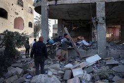 فلسطينيون يتفقدون الأضرار في أعقاب القصف الإسرائيلي على رفح (أ.ف.ب)