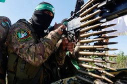 مقاتل من الجناح العسكري لـ«حماس» في عرض عسكري (رويترز)