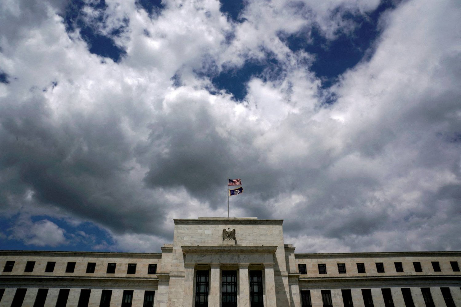 من المتوقع أن يعلن مجلس «الاحتياطي الفيدرالي» عن تقليص مشتريات السندات في مايو (رويترز)