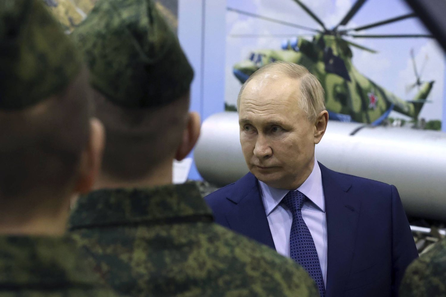 الرئيس الروسي فلاديمير بوتين خلال زيارته مركز تدريب عسكرياً جوياً شمال غرب موسكو (أ.ب)