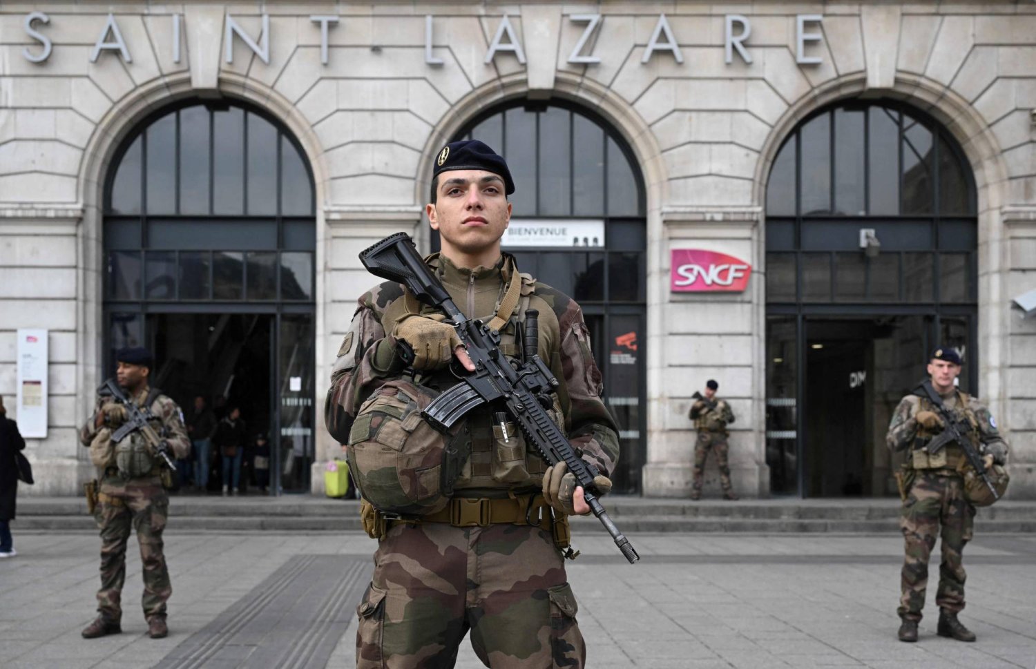 جنود فرنسيون ينتشرون أمام محطة سكة حديد في باريس (أ.ف.ب)