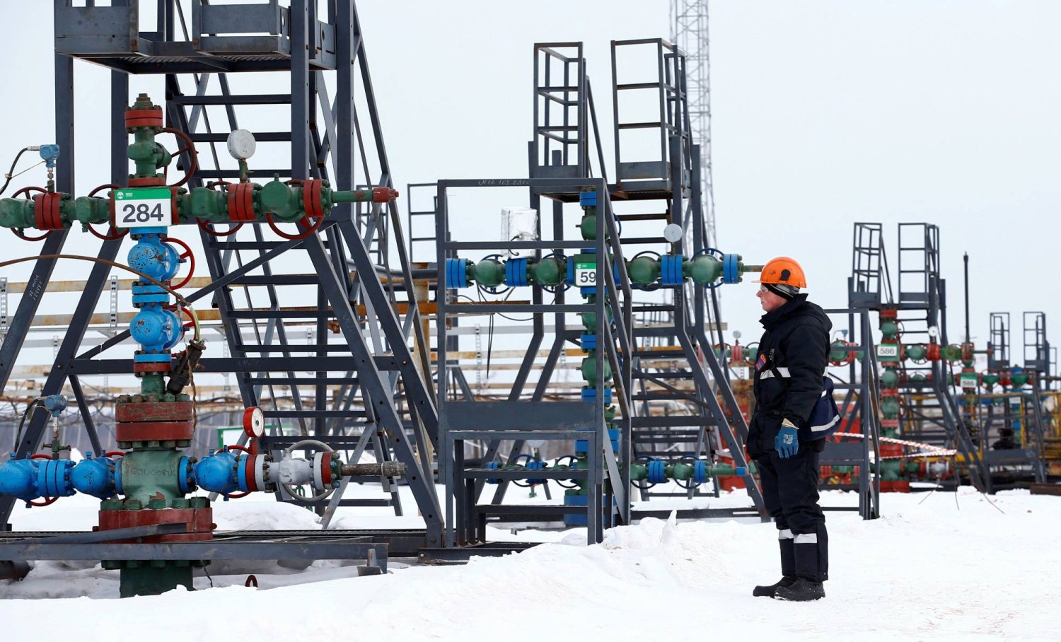 قالت روسيا إنها ستخفض إنتاجها من النفط وصادراتها بمقدار إضافي قدره 471 ألف برميل يومياً في الربع الثاني (رويترز)