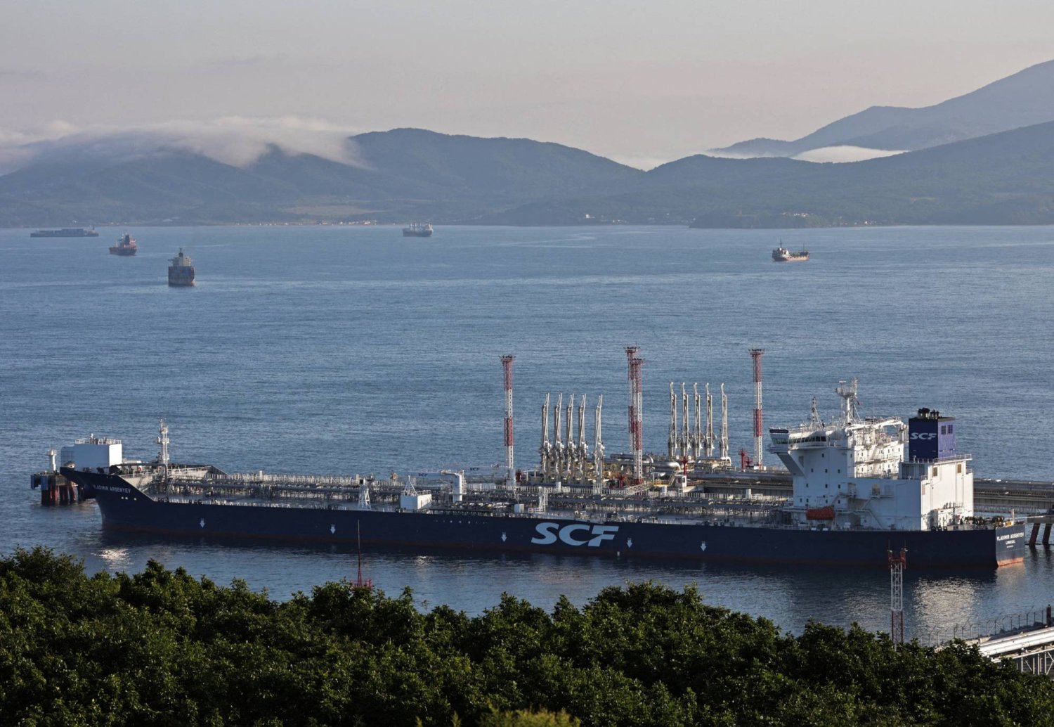 ناقلة نفط في محطة النفط الخام كوزمينو على شاطئ خليج ناخودكا في روسيا (رويترز)