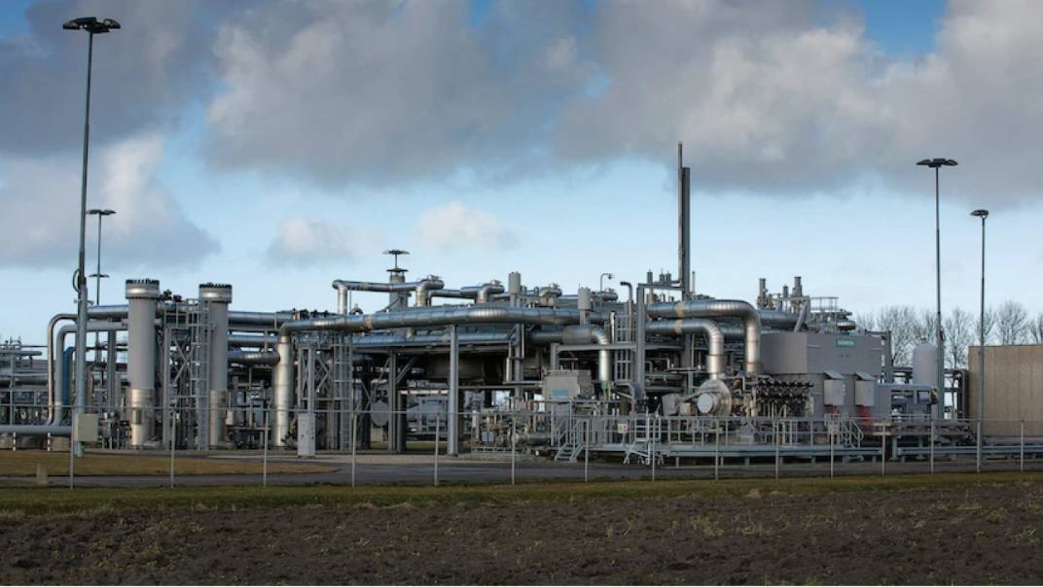 محطة لاستخراج الغاز من حقل غرونينغن شمالي هولندا (رويترز)
