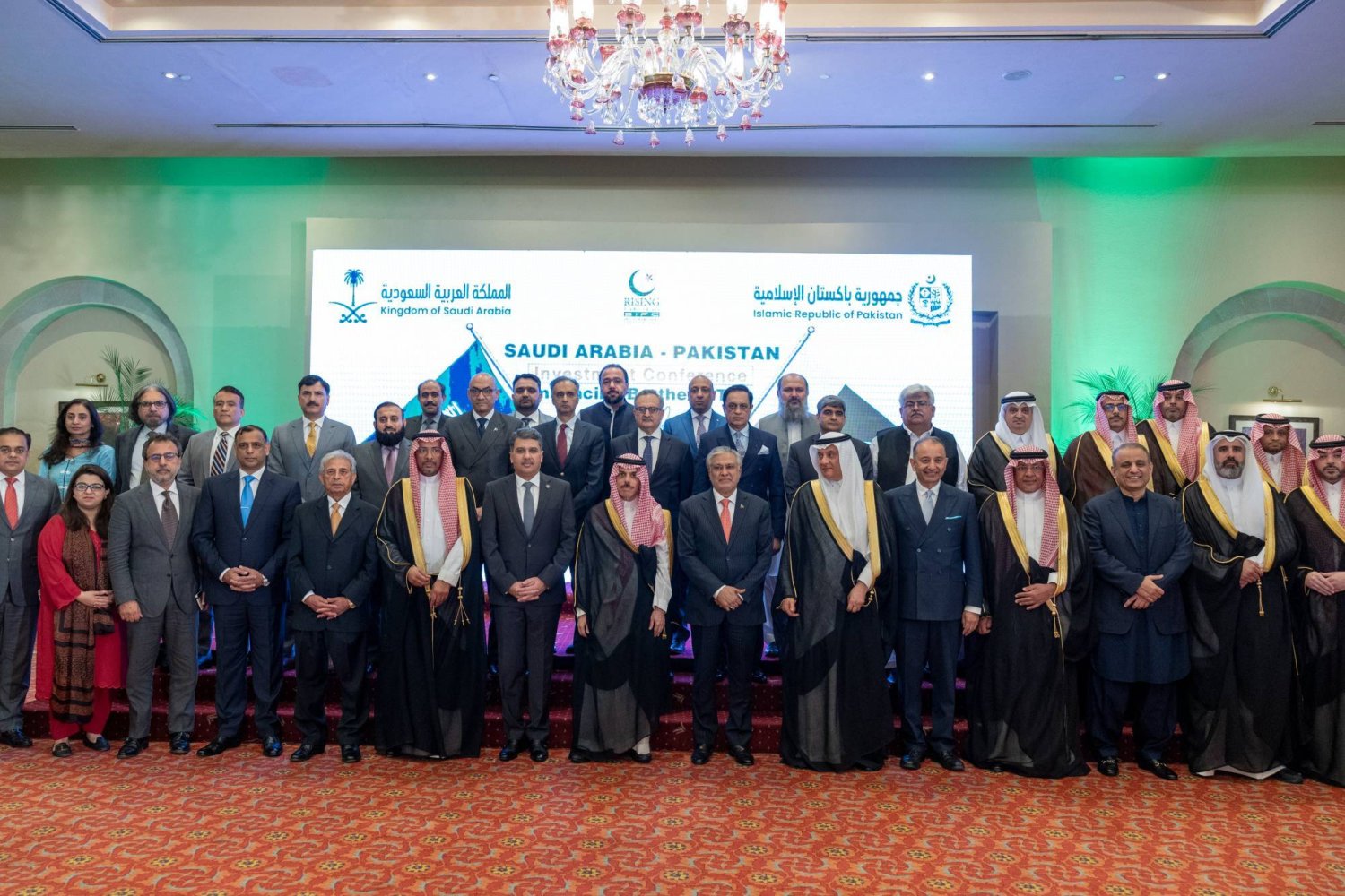 وزيرا خارجية السعودية وباكستان في صورة جماعية عقب اجتماع مجلس تيسير الاستثمار الخاص بين البلدين (واس)