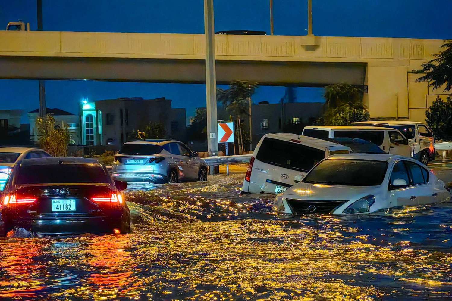 غرق يعض السيارات في إمارة دبي جراء الطقس السيئ (أ.ف.ب)
