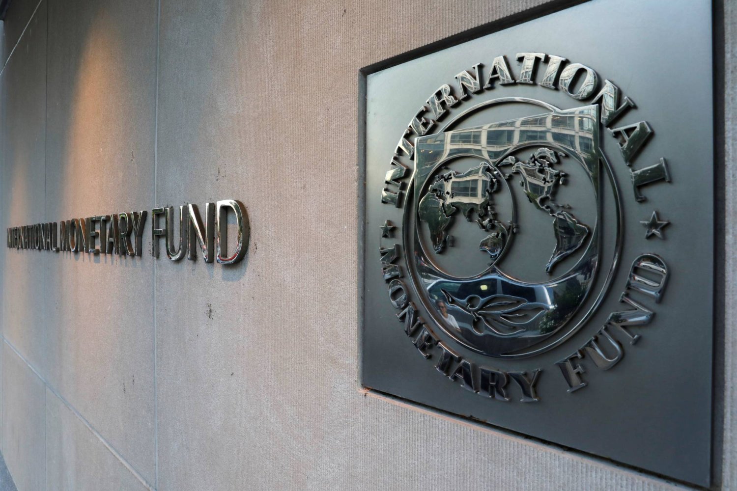 شعار «صندوق النقد الدولي» يظهر خارج مبنى المقر الرئيسي في واشنطن (رويترز)