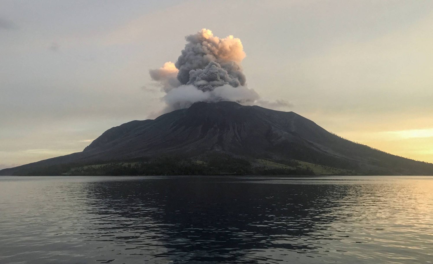 لحظة ثوران بركان جبل روانغ (رويترز)