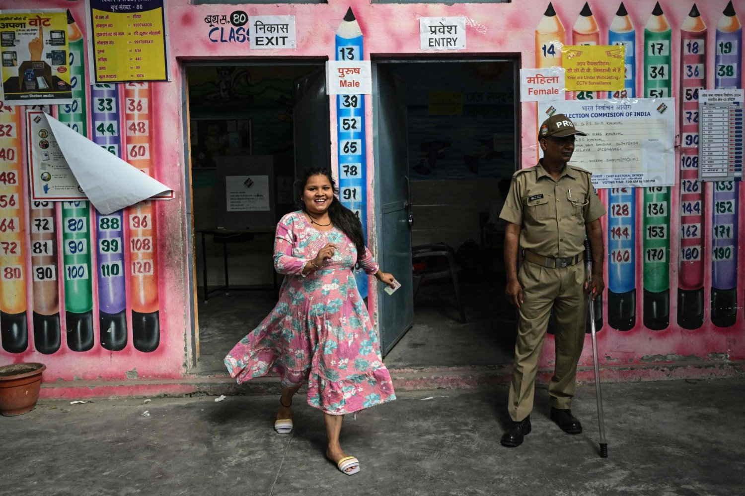 ناخبة هندية تصوت لأول مرة في الانتخابات (أ.ف.ب)