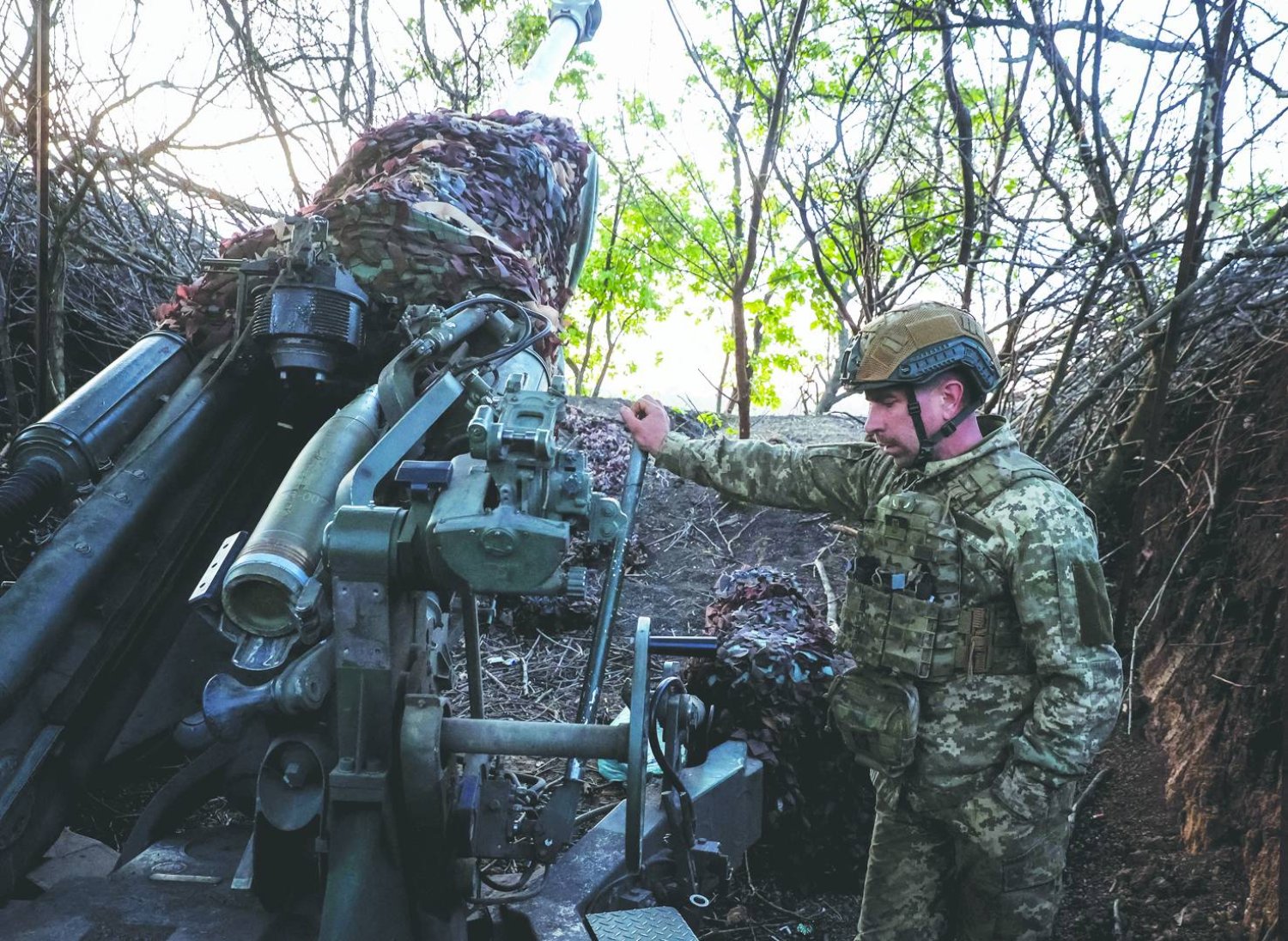 جندي تابع للواء المدفعية المنفصل «1148» من القوات الجوية الأوكرانية يُعد مدفع «هاوتزر» لإطلاق النار على القوات الروسية في منطقة دونيتسك (رويترز)