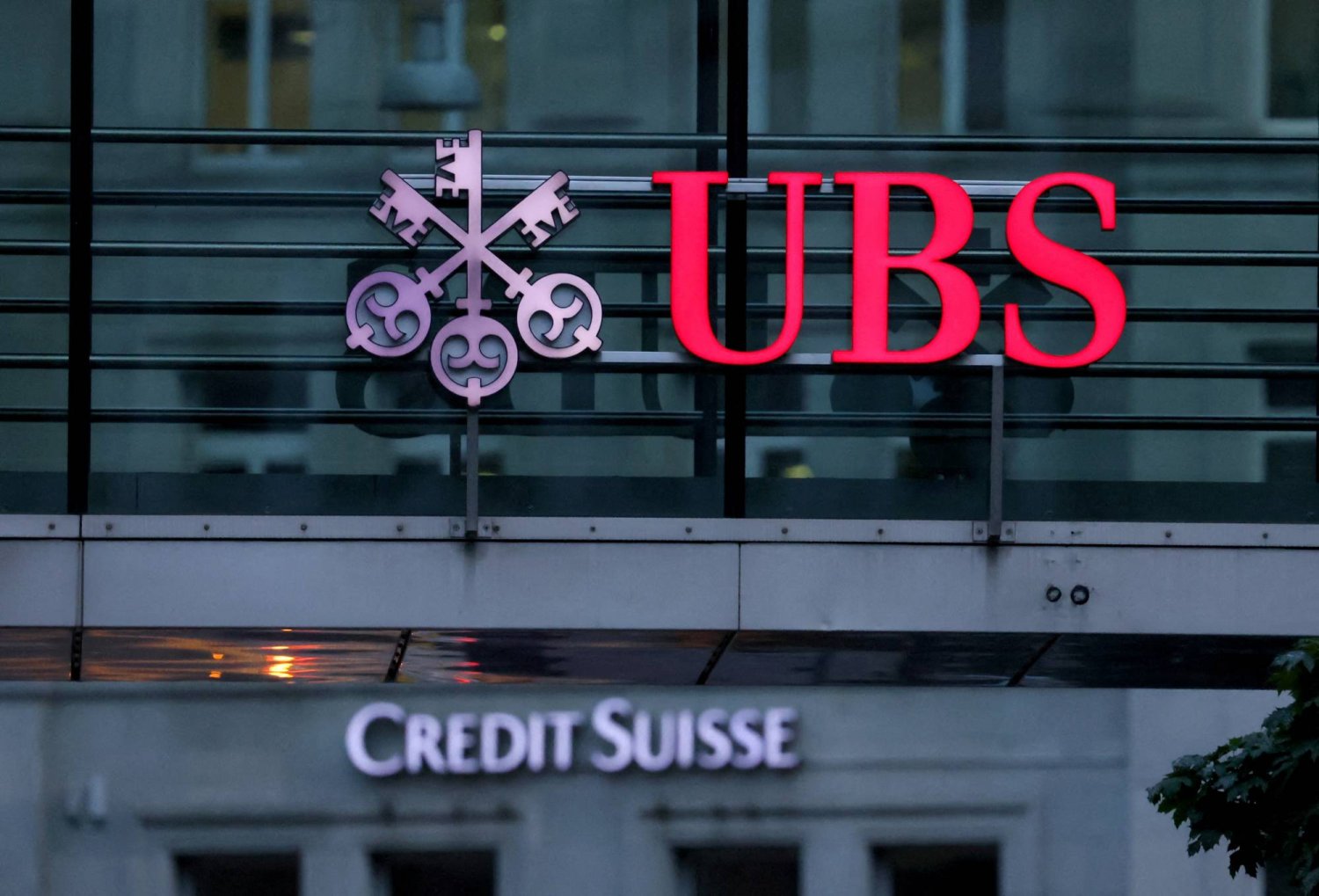 شعارا مصرفيْ «كريدي سويس» و«يو بي إس» قبل مؤتمر صحافي في زيوريخ بسويسرا (رويترز)