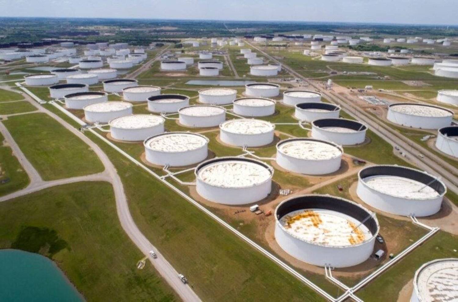 صهاريج تخزين النفط في مركز كاشينغ النفطي في كاشينغ بولاية أوكلاهوما الأميركية (رويترز)