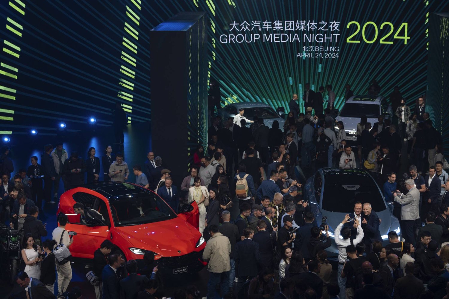 جانب من جناح فولكسفاغن في معرض الصين الدولي للسيارات بالعاصمة بكين (أ.ب)
