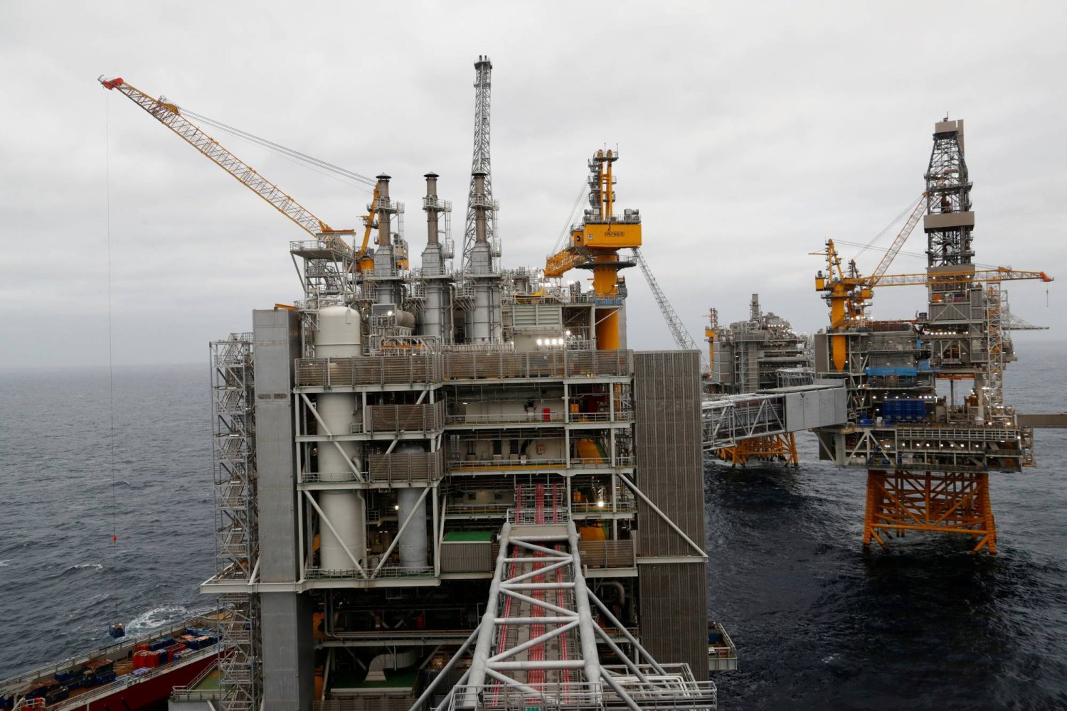 منصات حقول النفط يوهان سفيردروب التابعة لشركة «إكوينور» في بحر الشمال بالنرويج (رويترز)