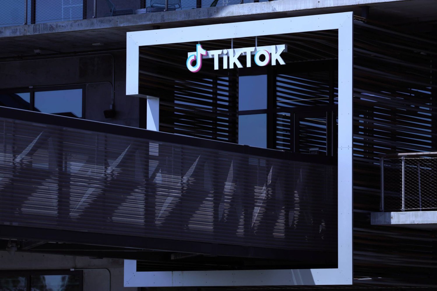 شعار تطبيق «تيك توك» على مقر الشركة في مدينة لوس أنجليس بولاية كاليفورنيا الأميركية (إ.ب.أ)