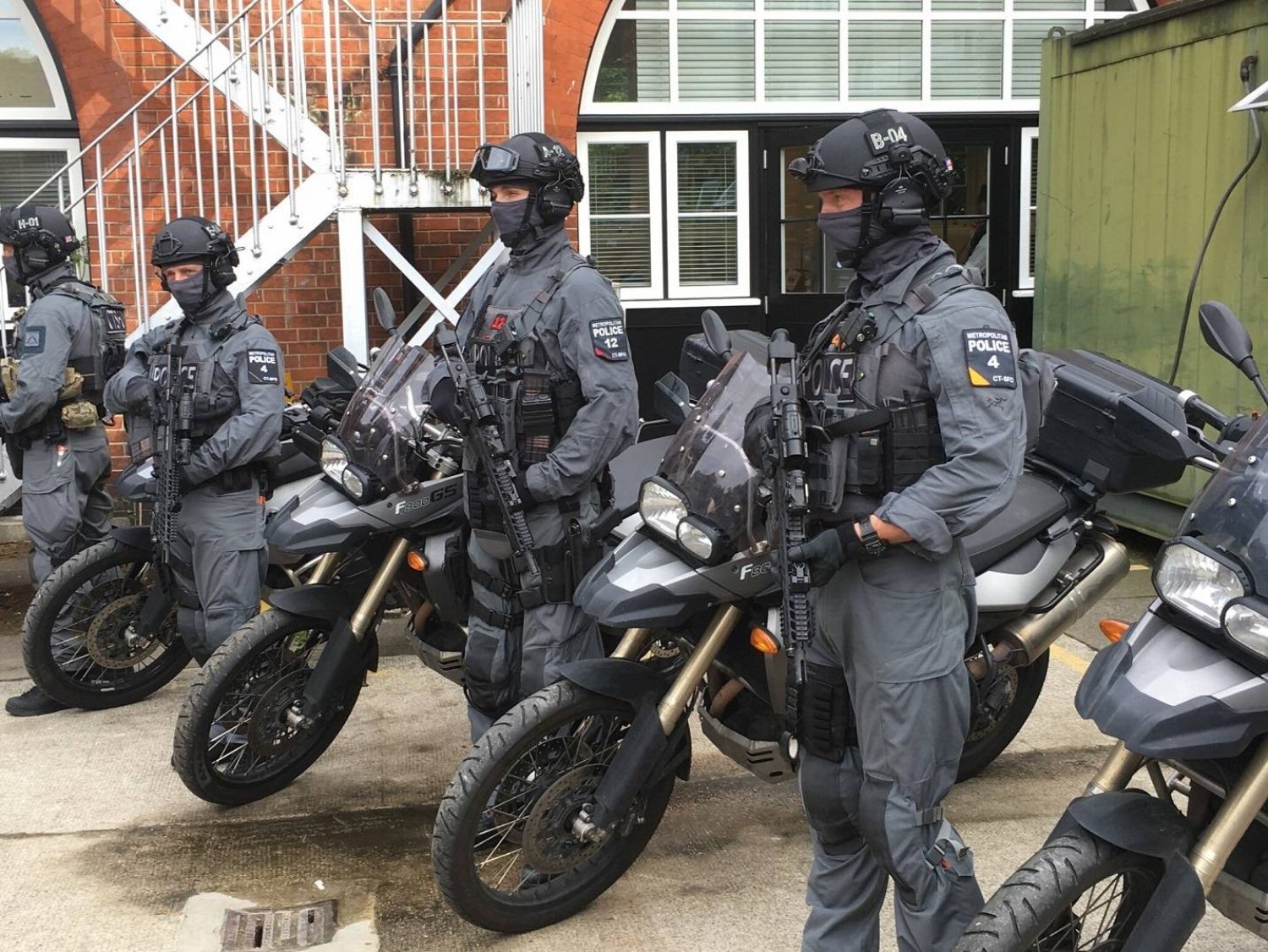 عناصر تتبع الشرطة البريطانية (شرطة مكافحة الإرهاب البريطانية)