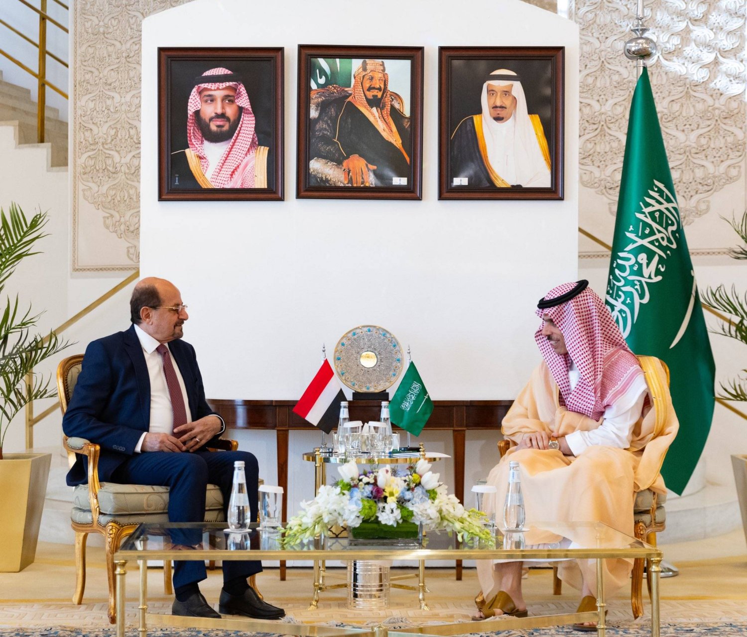 وزير الخارجية السعودي الأمير فيصل بن فرحان لدى استقباله نظيره اليمني الدكتور شايع الزنداني (واس)