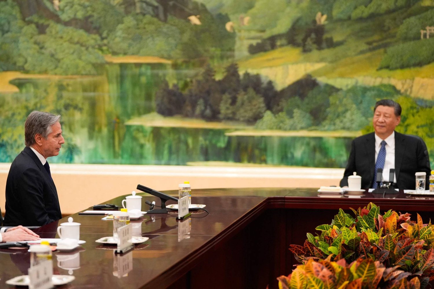 الرئيس الصيني شي جينبينغ ووزير الخارجية الأميركي أنتوني بلينكن (أ.ف.ب)