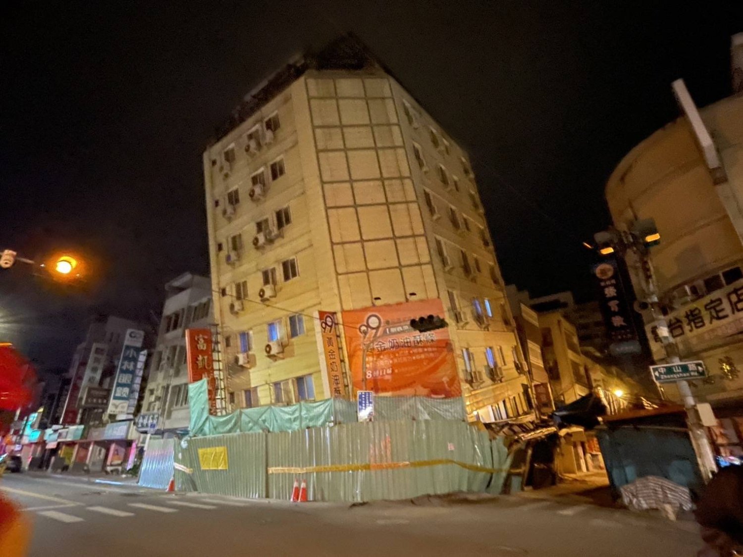 فندق مائل بفعل الزلازل في هولين بتايوان 23 أبريل (نيسان) 2024 (أ.ف.ب)