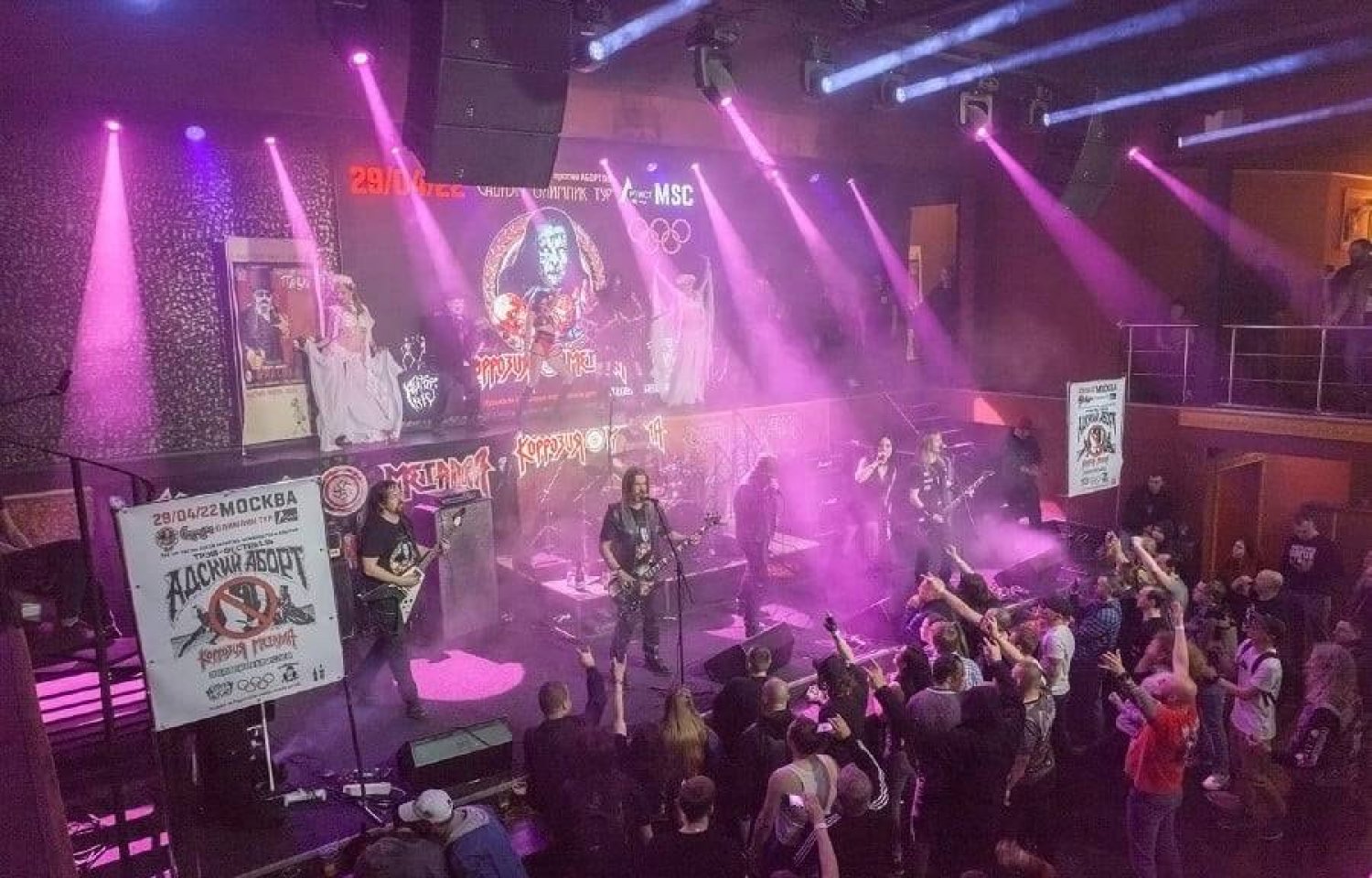 أحد حفلات لفرقة موسيقى الميتال «كوروزيا ميتالا» (الصفحة الرسمية بفيسبوك - وسائل إعلام روسية)