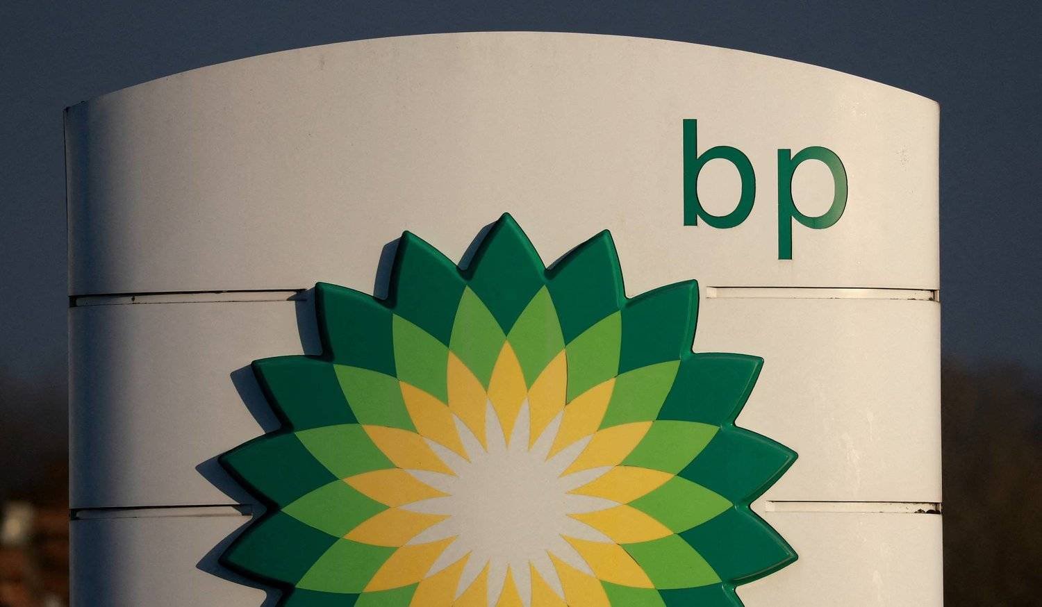 شعار شركة «بي بي» البريطانية للنفط والغاز (رويترز)
