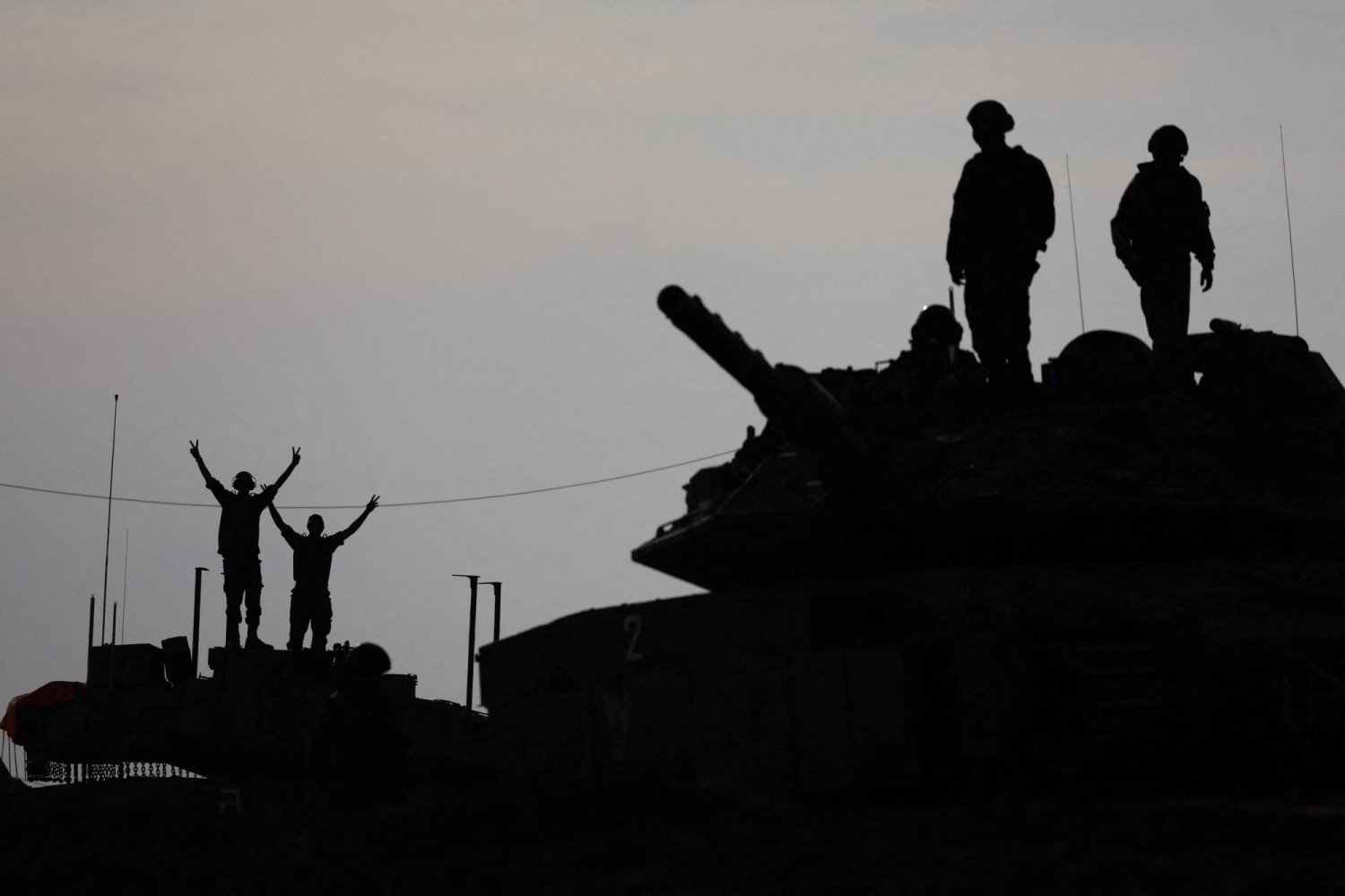 جنود إسرائيليون يقفون فوق آلية عسكرية قرب حدود قطاع غزة (رويترز)