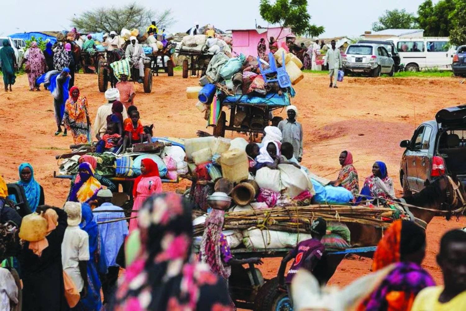 سودانيون فروا من الصراع بدارفور في أثناء عبورهم الحدود إلى تشاد (رويترز)