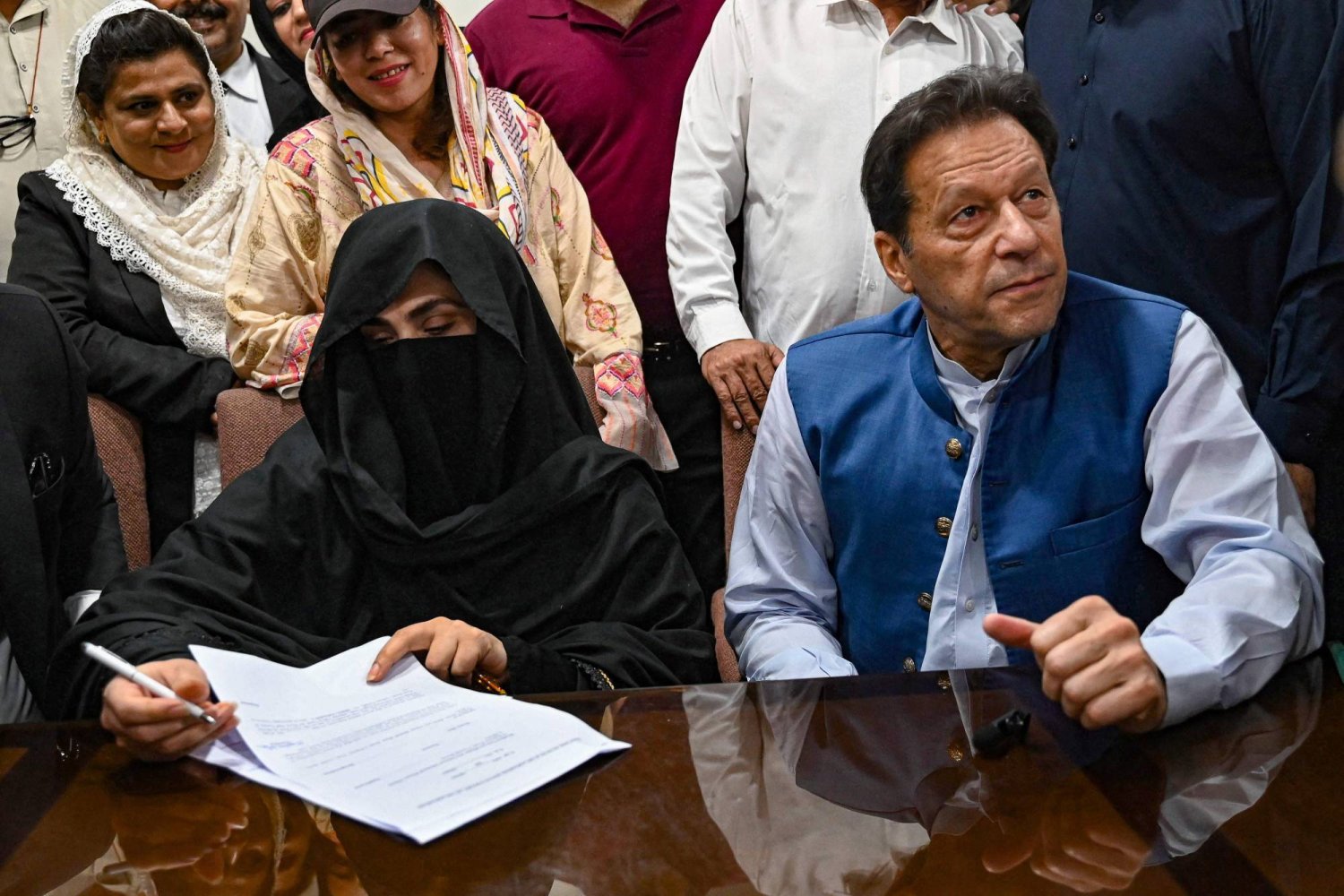 رئيس الوزراء الباكستاني السابق عمران خان وزوجته بشرى بيبي (أ.ف.ب)