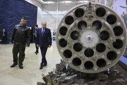 الرئيس الروسي فلاديمير بوتين يزور مركزاً لنشر وإعادة تدريب أفراد الطيران التابع لوزارة الدفاع الروسية (أ.ب)