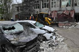 أدى هجوم صاروخي روسي على مدينة تشيرنيهيف شمال أوكرانيا إلى مقتل 10 صباح الأربعاء وجرح العشرات (أ.ف.ب)