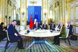 
الرئيس الفرنسي لدى استضافته نظيره الصيني ورئيسة المفوضة الأوروبية في قصر الإليزيه بباريس أمس (إ.ب.أ)