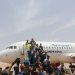 ركاب قادمون من حضرموت عبر رحلة الخطوط اليمنية لدى نزولهم بمطار الغيضة (الشرق الأوسط)