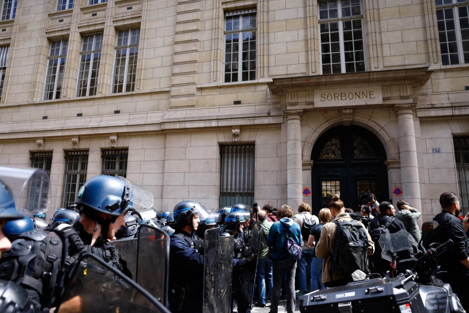الشرطة الفرنسية تخلي جامعة السوربون من ناشطين مناصرين للقضية الفلسطينية (إ.ب.أ)