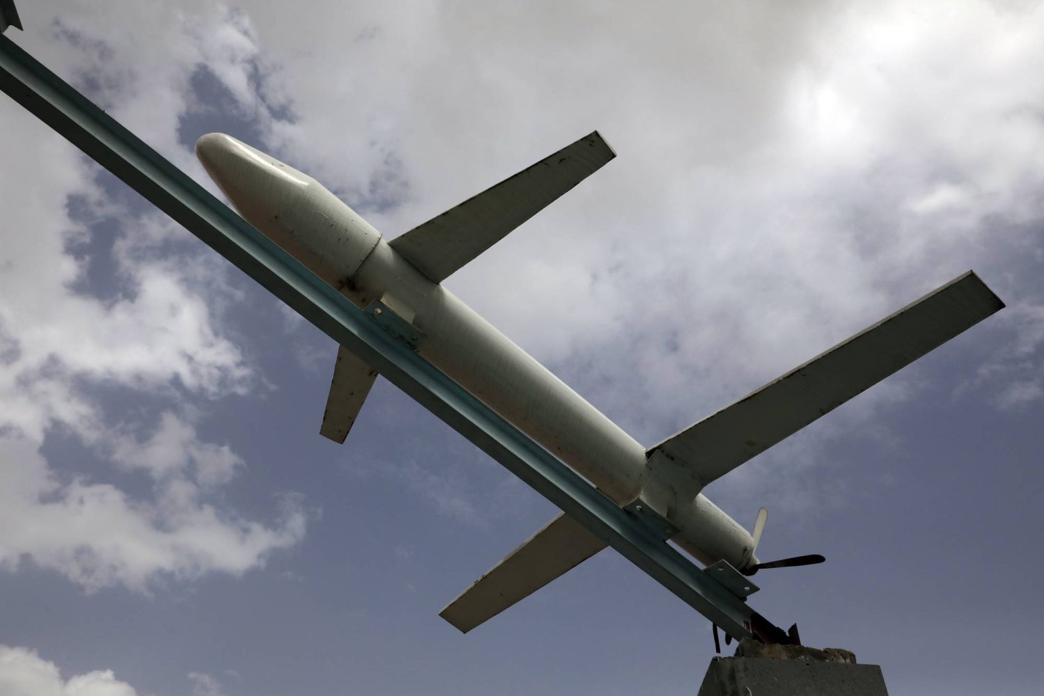 محاكاة لطائرة مسيّرة من صنع الحوثيين معروضة في ساحة في صنعاء 29 أبريل 2024 (إ.ب.أ)