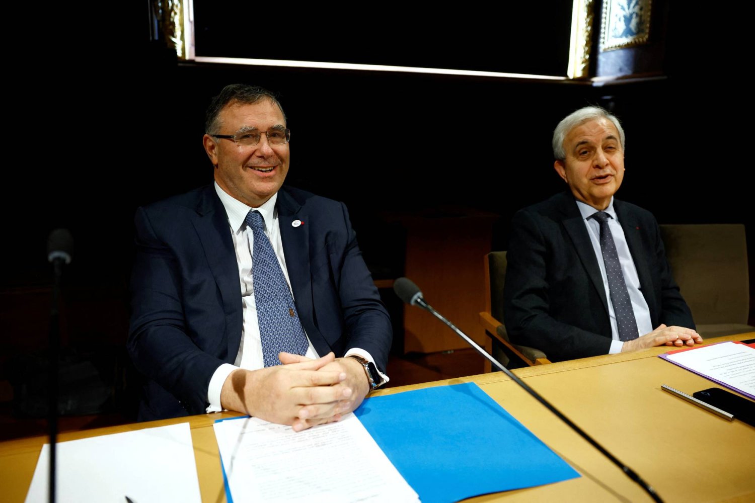 بويان وإلى جانبه النائب روجيه كاروتشي خلال جلسة استماع حول التزامات «توتال» في مجلس الشيوخ الفرنسي بباريس (رويترز)