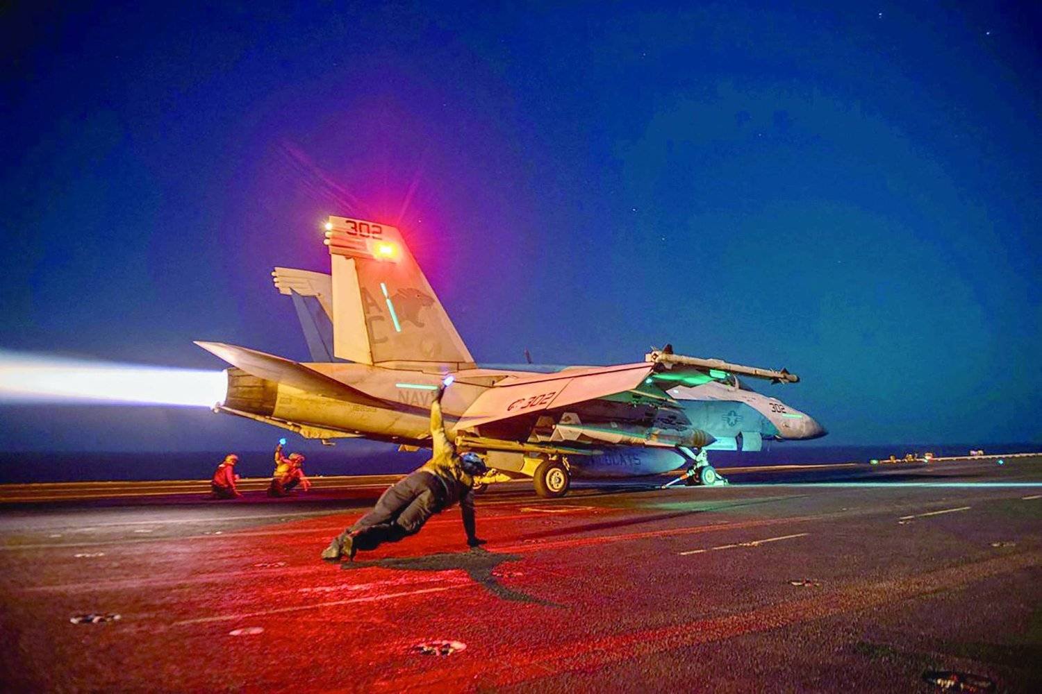 أرشيفية لمقاتلة أميركية تُقلع من على متن حاملة طائرات في البحر الأحمر لتوجيه ضربة للحوثيين (أ.ف.ب)