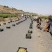 يجبر الحوثيون المزارعين على تقديم قوافل لمصلحة مقاتليهم في الجبهات (إعلام حوثي)